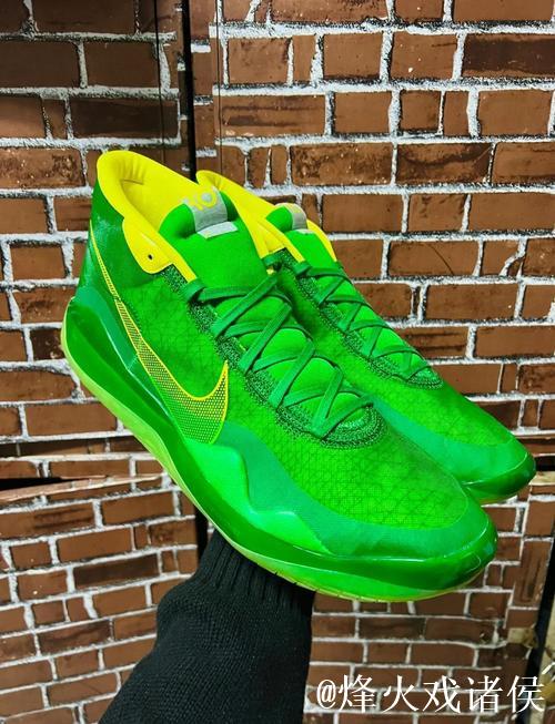 杜兰特穿着鸭绿色KD18，得到25分5篮板7助攻5盖帽